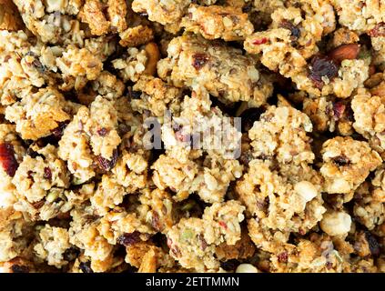 Vue rapprochée de granola de grains entiers avec fruits et noix Banque D'Images