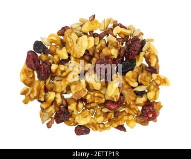 Vue en hauteur d'une partie de la piste saine mélange avec des noix et des fruits isolés sur un fond blanc. Banque D'Images