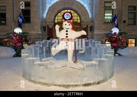 La mascotte du carnaval de Québec « Bonhomme » dans le quartier du petit Champlain, dans le Vieux-Québec. Banque D'Images