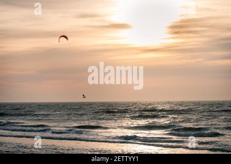 Kite surfeur en hiver au coucher du soleil sur la mer du Nord À l'île de Wadden de Texel Banque D'Images