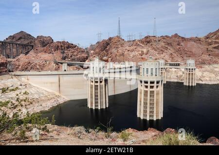 Vue sur les tours Penstock au-dessus du lac Mead au barrage Hoover, entre les États de l'Arizona et du Nevada, aux États-Unis. Banque D'Images