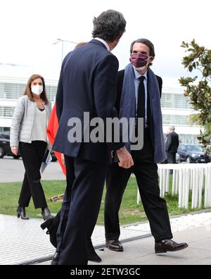 Madrid, Espagne. 2 mars 2021. (R) Parti du peuple (PP) l’ancien dirigeant José Maria Aznar arrive à l’Université Francisco Vitoria de Madrid, en Espagne, pour participer à une conférence intitulée ‘douleur, Constitution et liberté 1996-2004’, une analyse pour le 25e anniversaire de la première victoire du PP à Moncloa. Crédit : Isabel Infantes/EMPICS/Alamy News en direct Banque D'Images