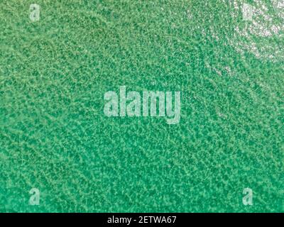 Vue aérienne du dessus par drone de la surface de la mer. Banque D'Images