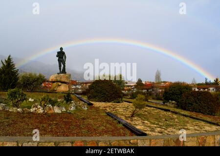 Arc-en-ciel dans la montagne. Un arc-en-ciel complet dans la Sierra de Guadarrama, dans la ville de Manzanares El Real, Communauté de Madrid, Espagne Banque D'Images