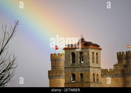 Arc-en-ciel sur le château. L'arc-en-ciel est situé sur la tour du château de Manzanares El Real, dans la Communauté de Madrid, en Espagne Banque D'Images