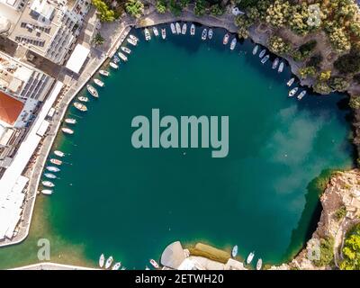 Vue aérienne par drone du lac Voulismeni dans la ville d'Agios Nikolaos. Grèce, Crète. Banque D'Images