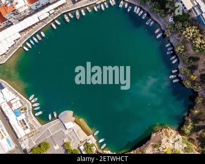 Vue aérienne par drone du lac Voulismeni dans la ville d'Agios Nikolaos. Grèce, Crète. Banque D'Images