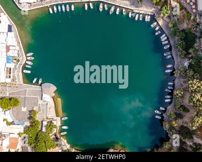 Vue aérienne par drone du lac Voulismeni dans la ville d'Agios Nikolaos. Grèce, Crète. Banque D'Images