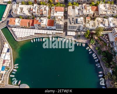 Vue aérienne par drone du lac Voulismeni dans la ville d'Agios Nikolaos. Grèce, Crète. Banque D'Images