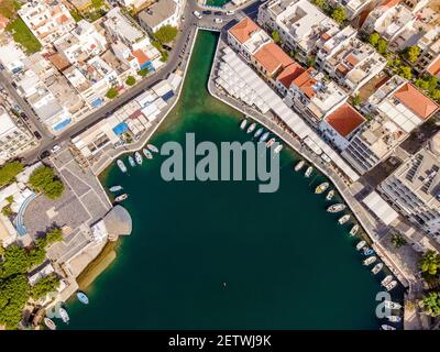 Vue aérienne par drone du lac Voulismeni dans la ville d'Agios Nikolaos. Grèce, Crète. Banque D'Images