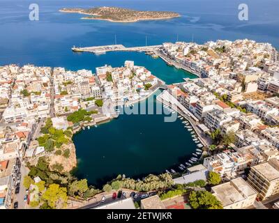 Vue aérienne par drone de la ville d'Agios Nikolaos. Grèce, Crète. Banque D'Images