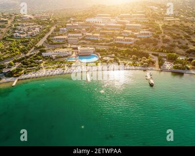 Vue aérienne par drone d'un hôtel tropical avec piscines. Banque D'Images