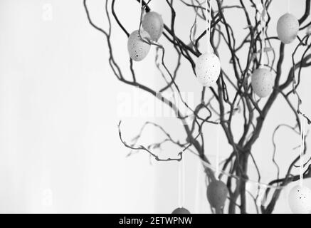 Pâques. Vase avec branches de bouleau et œufs de Pâques. Photographie en noir et blanc Banque D'Images