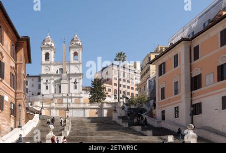 Rome, Italie - février 25 2021: Une vue de Trinità dei Monti et les marches espagnoles pendant l'urgence du coronavirus avec peu de personnes passant par Banque D'Images