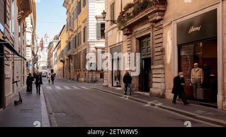 Rome, Italie - 25 février 2021: Via dei Condotti regarder vers la Piazza di Spagna pendant la période de la pandémie n'est plus l'occupé et branché Banque D'Images