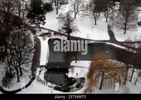 Weston Park après la chute de neige Sheffield, Angleterre, Royaume-Uni Banque D'Images