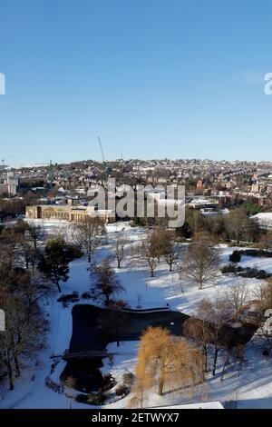 Weston Park après la chute de neige Sheffield, Angleterre, Royaume-Uni Banque D'Images