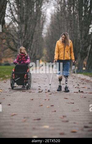 Femme handicapée sans jambes avec sa fille. Banque D'Images