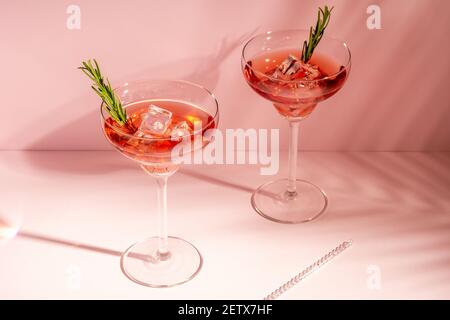 Cocktail rafraîchissant au romarin dans un verre sur fond lumineux. Concept de fête d'été. Banque D'Images