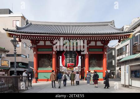 Porte de Kaminarimon, temple Sensoji, Asakusa, Taito-Ku, Tokyo, Japon. Lors de la « Déclaration de l'état d'urgence » pour la COVID-19. Banque D'Images