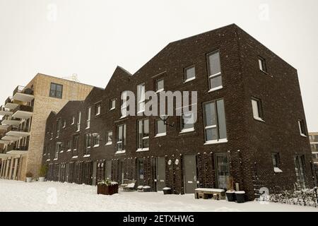 ZUTPHEN, PAYS-BAS - 08 févr. 2021 : logement urbain moderne et contemporain de style industriel avec de la neige devant Banque D'Images