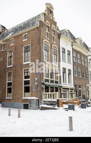 ZUTPHEN, PAYS-BAS - 08 février 2021 : architecture de bâtiments historiques dans le centre-ville de la cité médiévale Banque D'Images