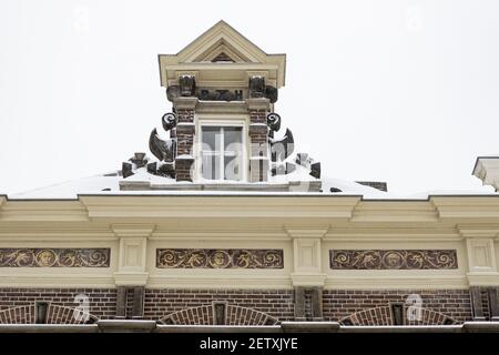 ZUTPHEN, PAYS-BAS - 08 février 2021 : détail architectural de la façade extérieure historique de la ville hanséatique médiévale Banque D'Images