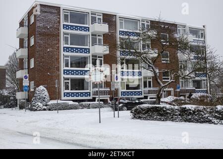 ZUTPHEN, PAYS-BAS - 08 février 2021 : immeuble moderne d'appartements au cours d'une tempête de neige couverte de neige Banque D'Images