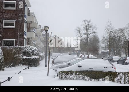 ZUTPHEN, PAYS-BAS - 08 févr. 2021 : les rues, bâtiments et voitures de la tempête de neige sont blancs à Zutphen, pays-Bas Banque D'Images