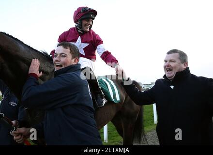 Photo du dossier datée du 12-03-2020 du jockey Rob James avec l'entraîneur Gordon Elliott. Date de publication : le mardi 2 mars 2021. Banque D'Images