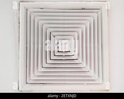 La grille métallique couvre l'évent de climatisation du système de climatisation dans le bâtiment de bureau, vue avant pour l'arrière-plan. Banque D'Images