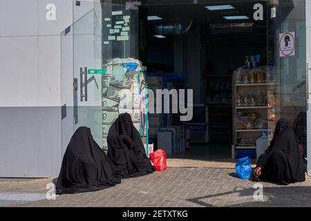 Les femmes arabes imploraient dans un magasin de nourriture Banque D'Images