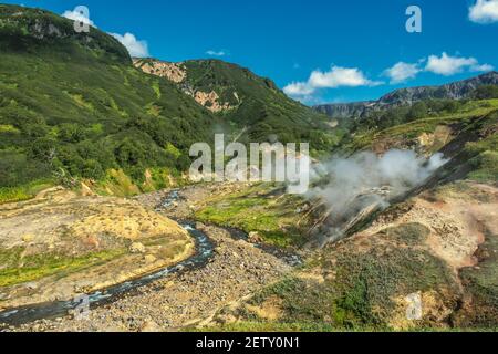 Sources d'eau chaude et fumeroles dans la vallée des geysers Banque D'Images