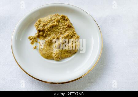 Moutarde de Groninger sur une soucoupe blanche Banque D'Images