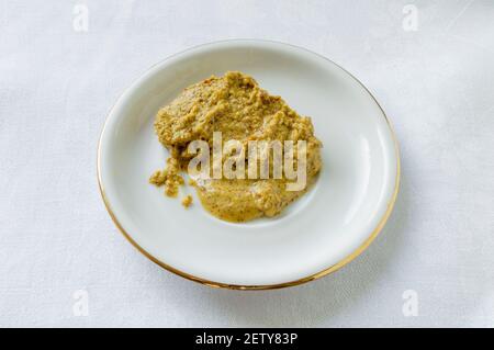 Moutarde de Groninger sur une soucoupe blanche Banque D'Images