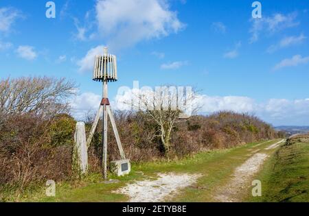 Nœuds Beacon sur Tennyson Down, île de Wight, Royaume-Uni: Demi-réplique érigée en 1977 avec chemin et vue Banque D'Images