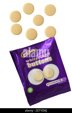 Paquet de boutons de chocolat blanc géant Cadbury boutons ouvert avec contenu renversé isolé sur fond blanc Banque D'Images