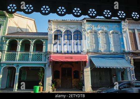 Boutiques sino-portugaises traditionnelles et colorées avec des fenêtres voûtées et latitrées typiques dans Thalang Road, dans la vieille ville de Phuket, en Thaïlande Banque D'Images