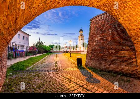 Alba Iulia, Transylvanie. Porte V de la forteresse de la Caroline d'Alba, paysage médiéval de la Roumanie, paysage de voyage au crépuscule. Banque D'Images