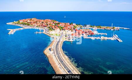 Nesebar, Bulgarie. Vue aérienne de la ville antique de Msembria sur la côte de la mer Noire en Bulgarie. Banque D'Images