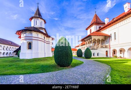 Roumanie, Transylvanie. Cour du monastère Brancoveanu dans le village de Sambata de sus, célèbre vue de voyage. Banque D'Images