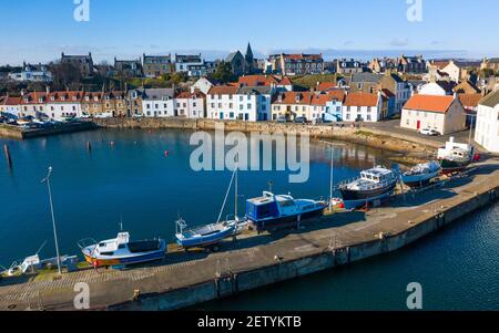 Vue aérienne depuis le drone du port au village de pêcheurs de St Monans à East Neuk de Fife, en Écosse, au Royaume-Uni Banque D'Images