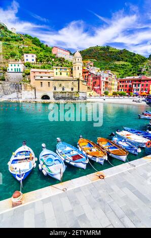 Cinque Terre - vue panoramique sur le port de plaisance dans le village coloré de Vernazza, en Italie Banque D'Images