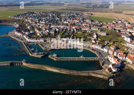 Vue aérienne depuis le drone du port au village de pêcheurs de Pittenweem à East Neuk de Fife, en Écosse, au Royaume-Uni Banque D'Images