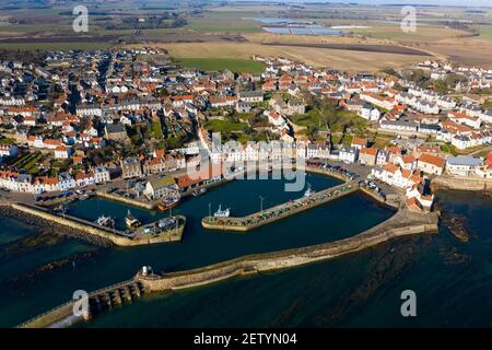 Vue aérienne depuis le drone du port au village de pêcheurs de Pittenweem à East Neuk de Fife, en Écosse, au Royaume-Uni Banque D'Images