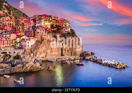 Vue aérienne du village de pêcheurs de Manarola à Cinque Terre dans la soirée, Ligurie, Italie. Banque D'Images