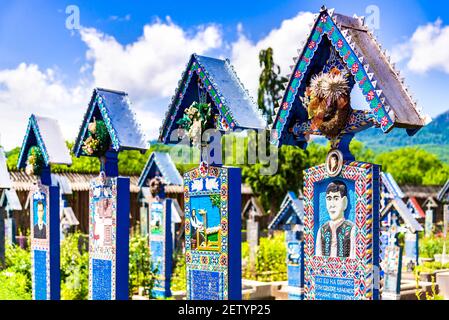 Sapanta, Roumanie - juin 2016 : cimetière de joie, Cimitrul Vesel, célèbres peintures de pierres tombales colorées, dans le nord de la Roumanie. Banque D'Images