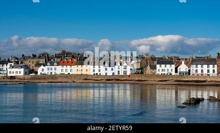 Rangée de vieilles maisons historiques sur le front de mer du port à Anstruther dans East Neuk of Fife, Écosse, Royaume-Uni Banque D'Images