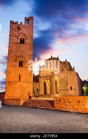 Erice, Sicile - basilique Santa Maria, architecture normande dans le sud de l'Italie, vue au crépuscule. Banque D'Images