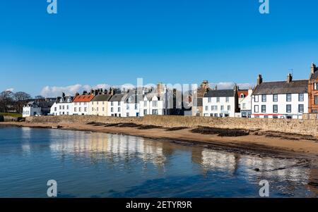 Rangée de vieilles maisons historiques sur le front de mer du port à Anstruther dans East Neuk of Fife, Écosse, Royaume-Uni Banque D'Images